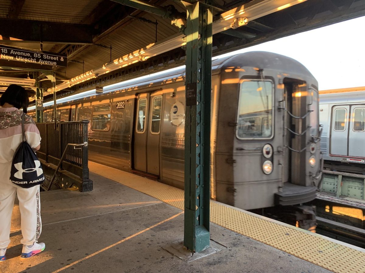 MTA D-train arriving at 18th avenue station.