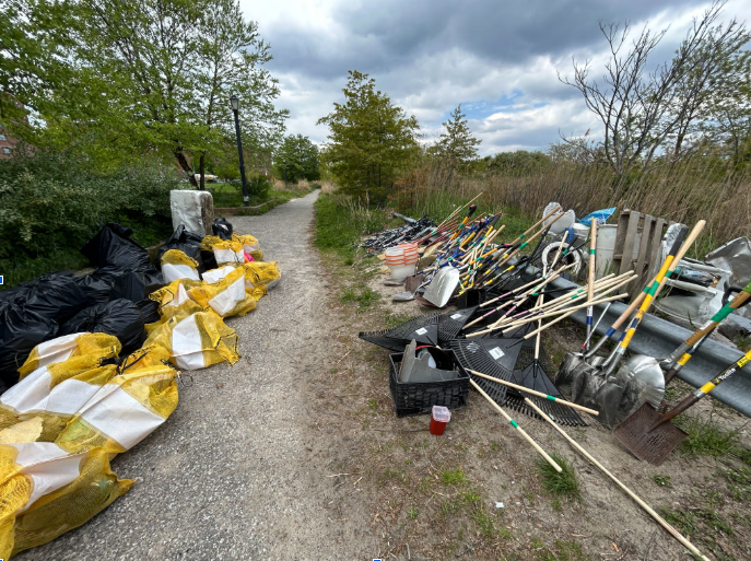 Over 800lbs of garbage was collected at the end of the event. 